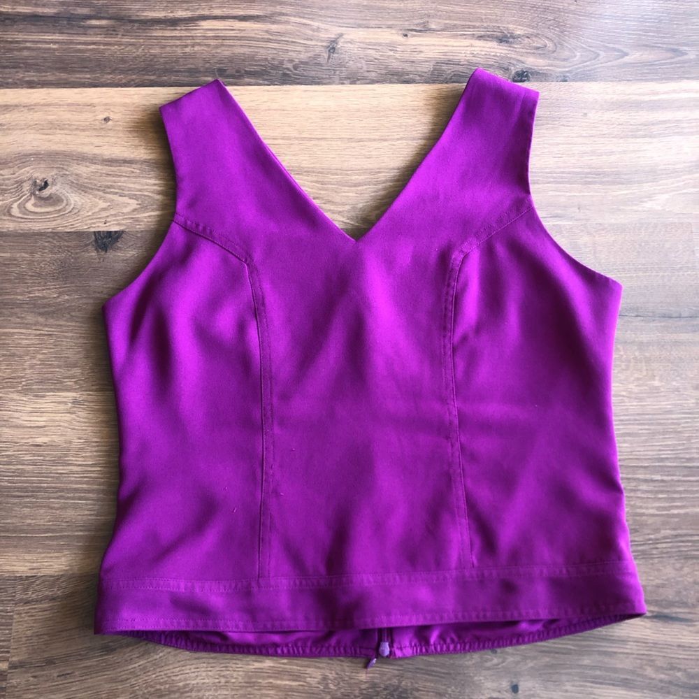 Banana Republic Fitted V Neck Top Zippered Back (Size 10)